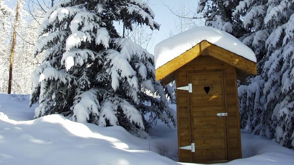 雪の中にあるトイレの画像